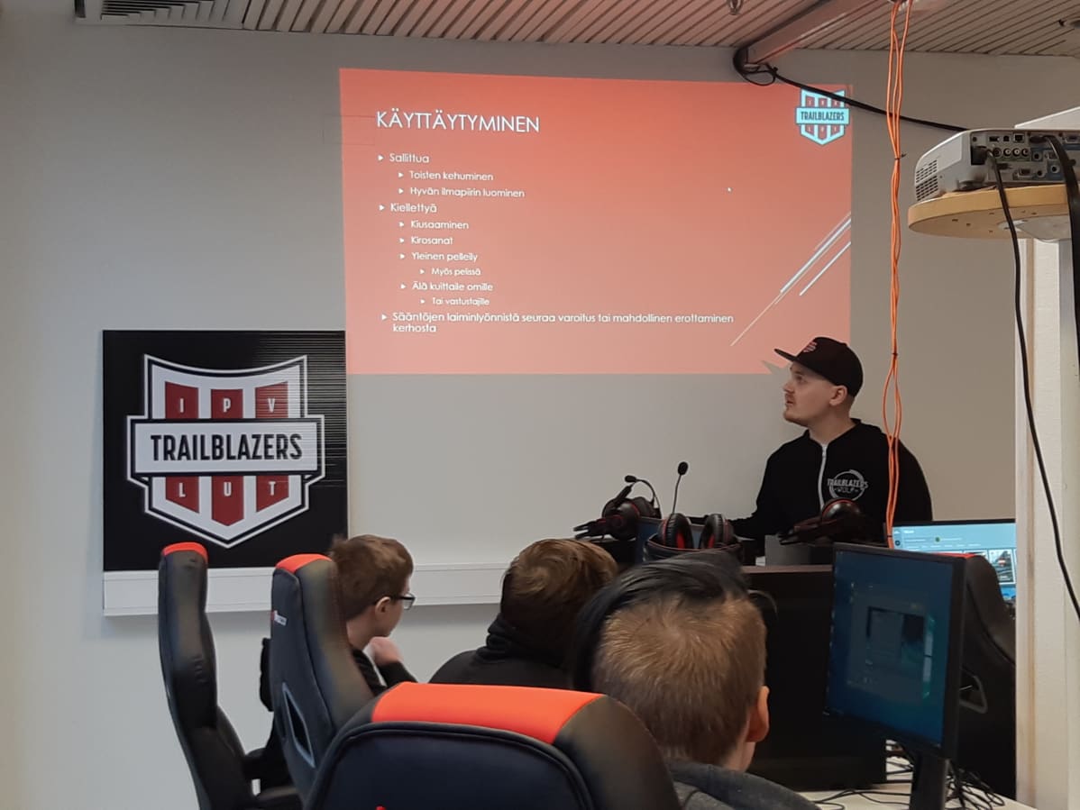 E-urheilukerhon ohjaaja Toni Andersson esittelee kerhon sääntöjä nuorille.