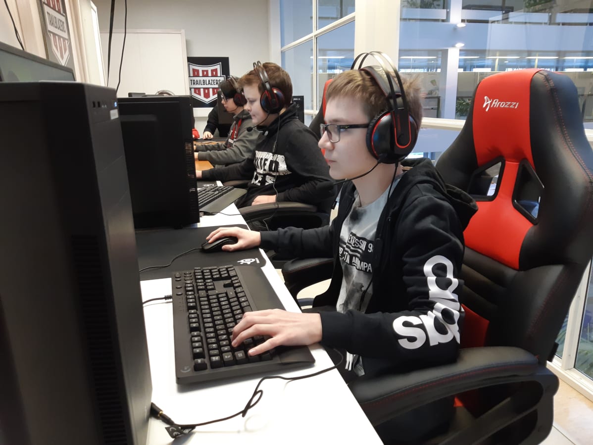 E-urheilukerhon kokoontuminen Imatran kaupungintalolla.