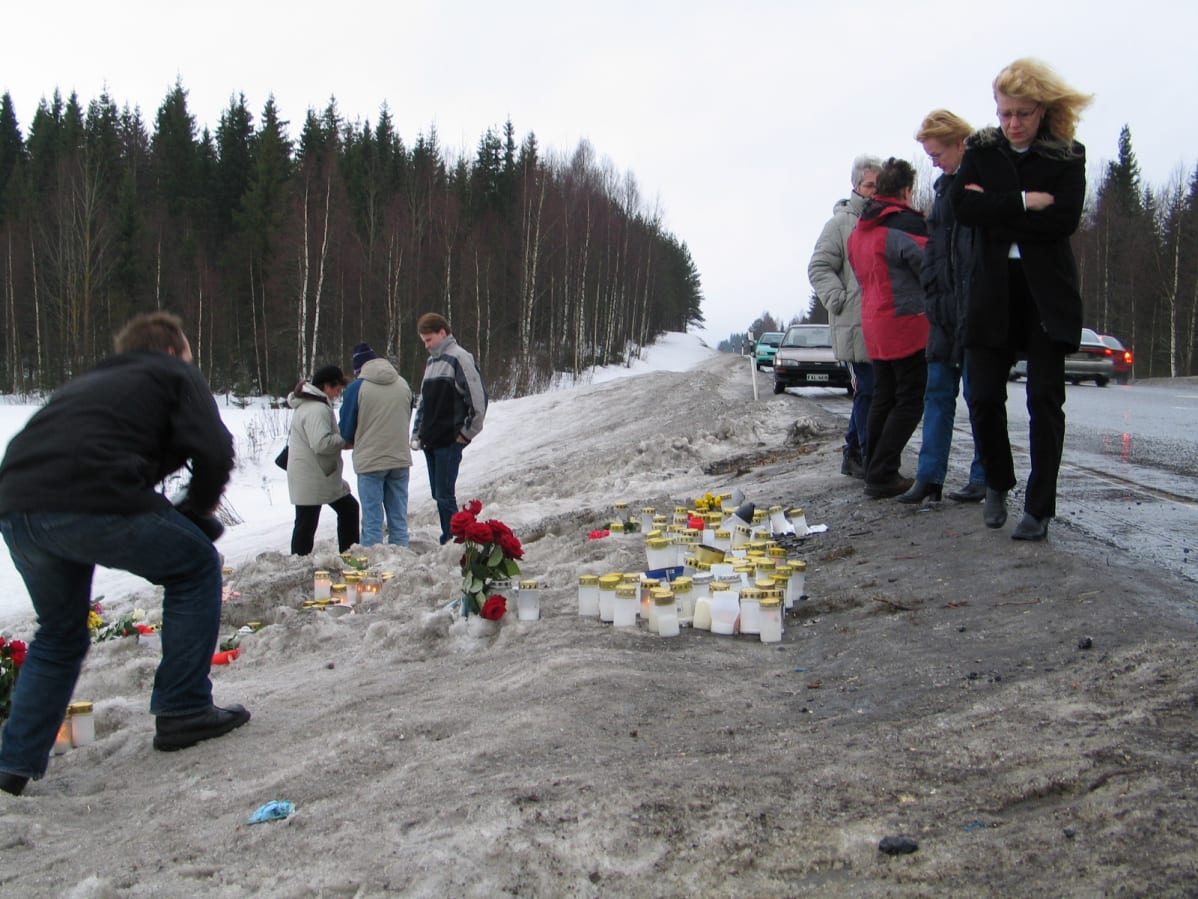 Äänekoski, Konginkangas. Ihmisiä bussiturman tapahtumapaikalla seuraavana päivänä 20.03. 2004