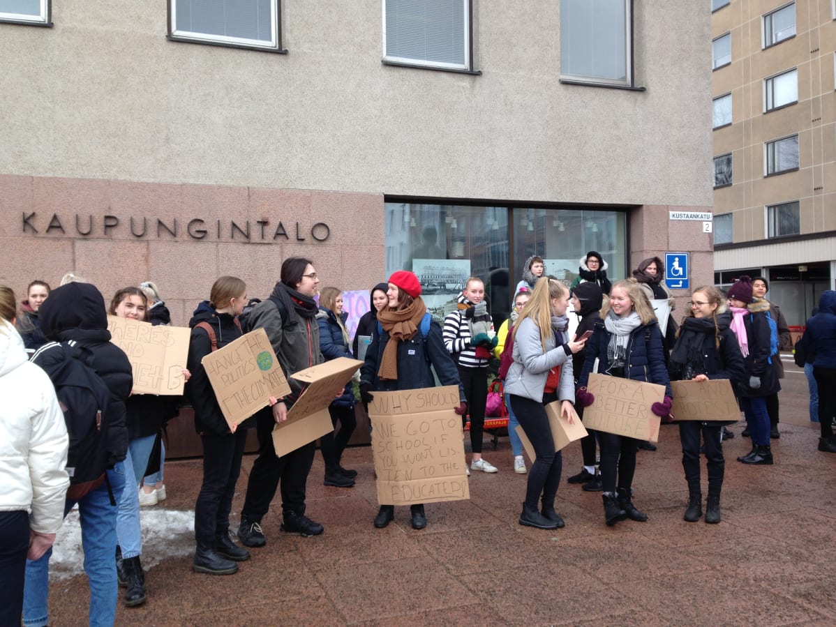 Ihmisiä Kotkan kaupungintalon edustalla.
