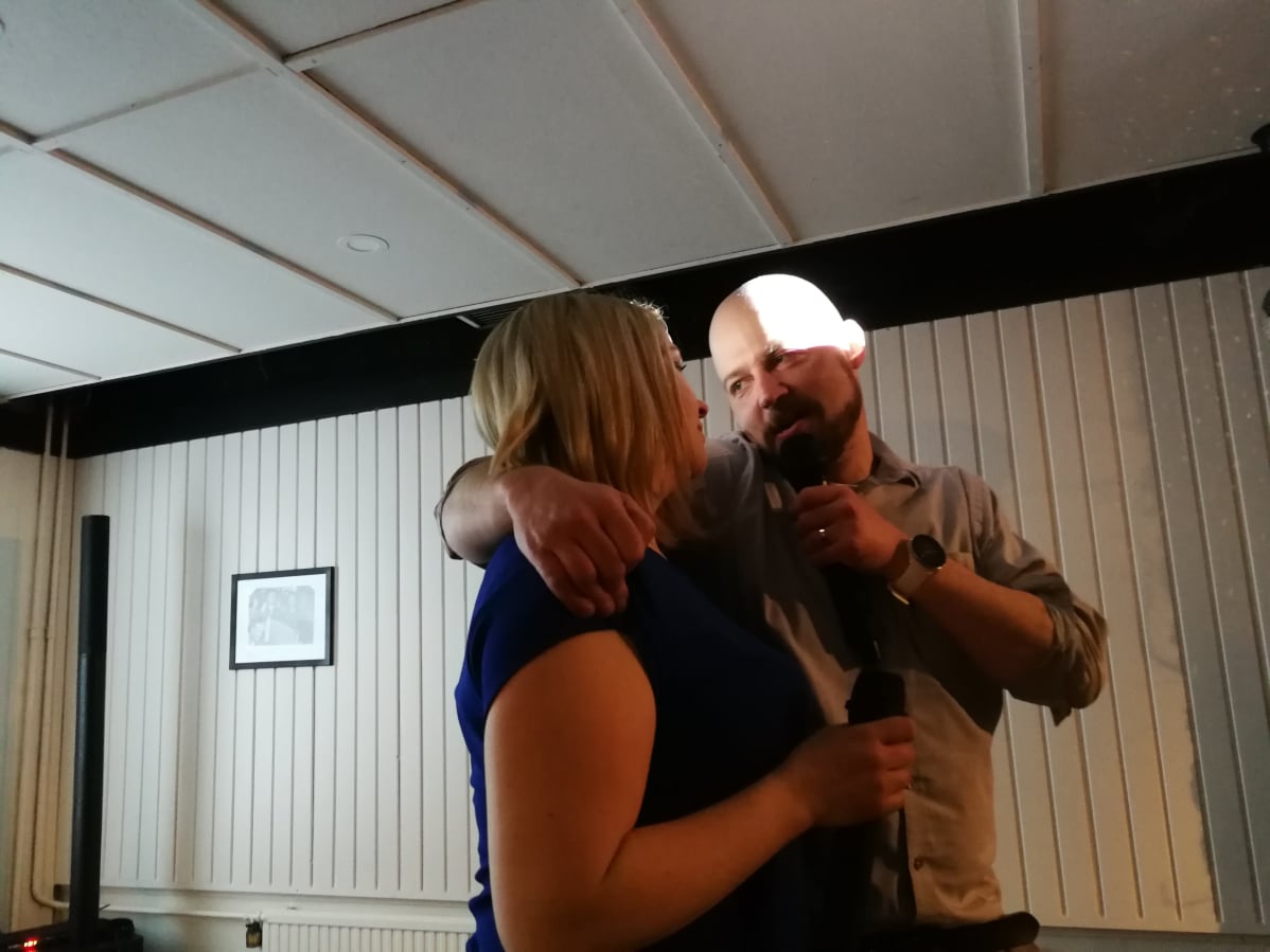 Mikko Kärnä ja kampanjapäällikkö Tiina Loukola