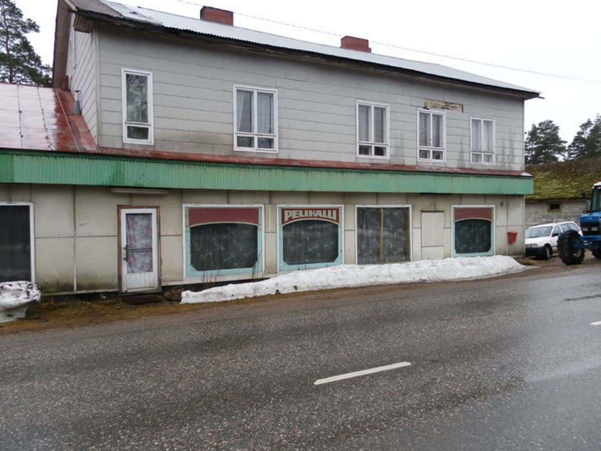 Tyhjentynyt pelihalli Nastolan Uudessakylässä.