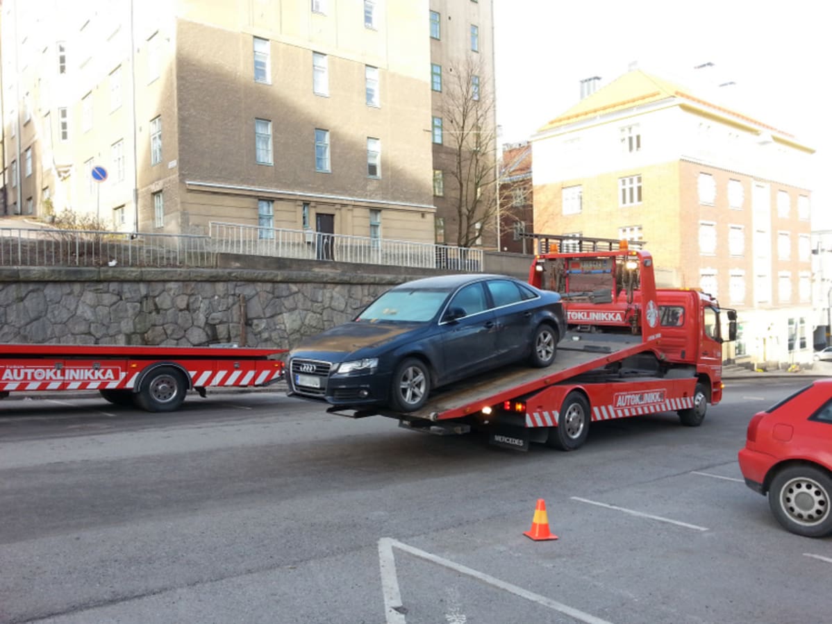 Auto viedään pois putsausoperaatioiden tieltä.
