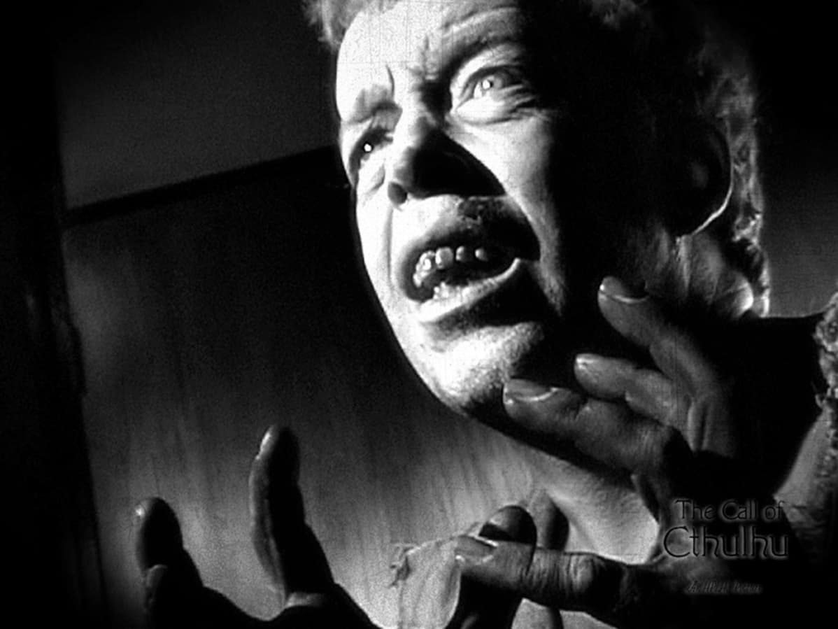 Stilkuva elokuvasta "The Call of Cthulhu". Kuvassa näyttelijä Clarence Henry Hunt Castron roolihahmossa.