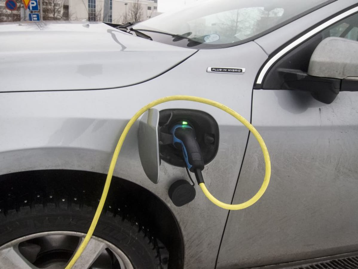 Auto hybridi sähköauto lataus latauspiste.