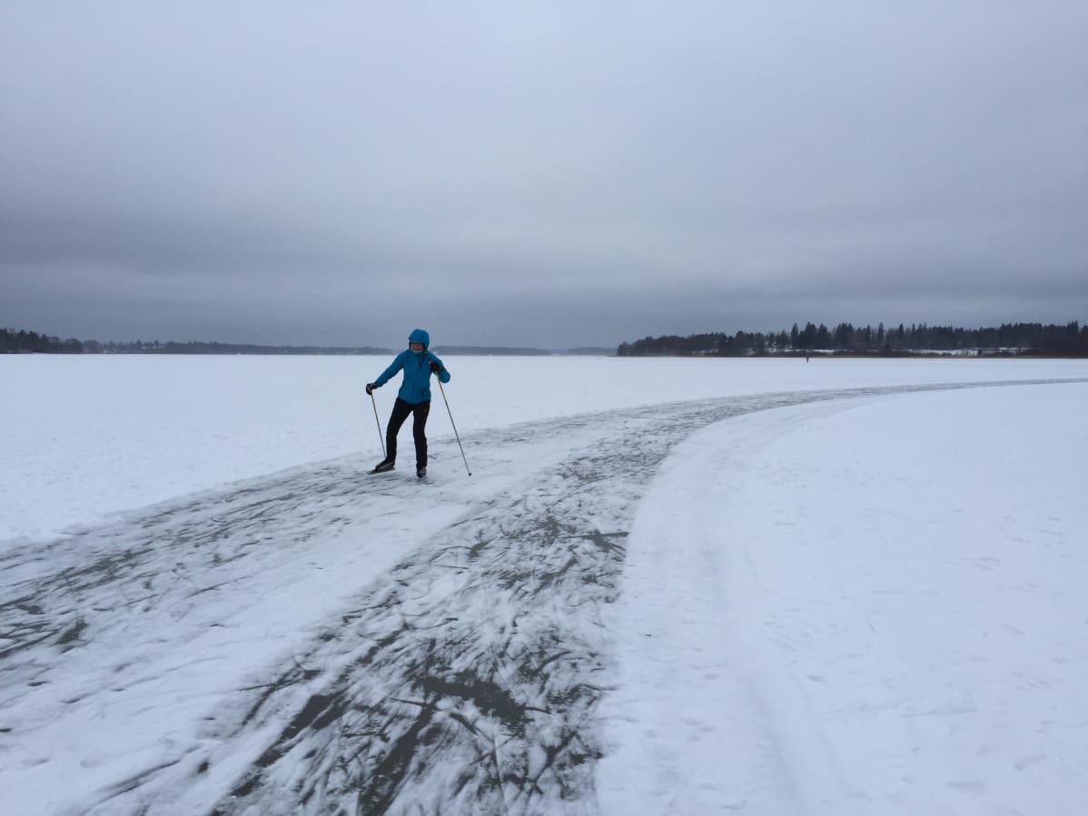 Marja-Leena Nurminen luisteli tänään 11.1.2015 Tuusulanjärven Järvenpään puoleisessa päässä.