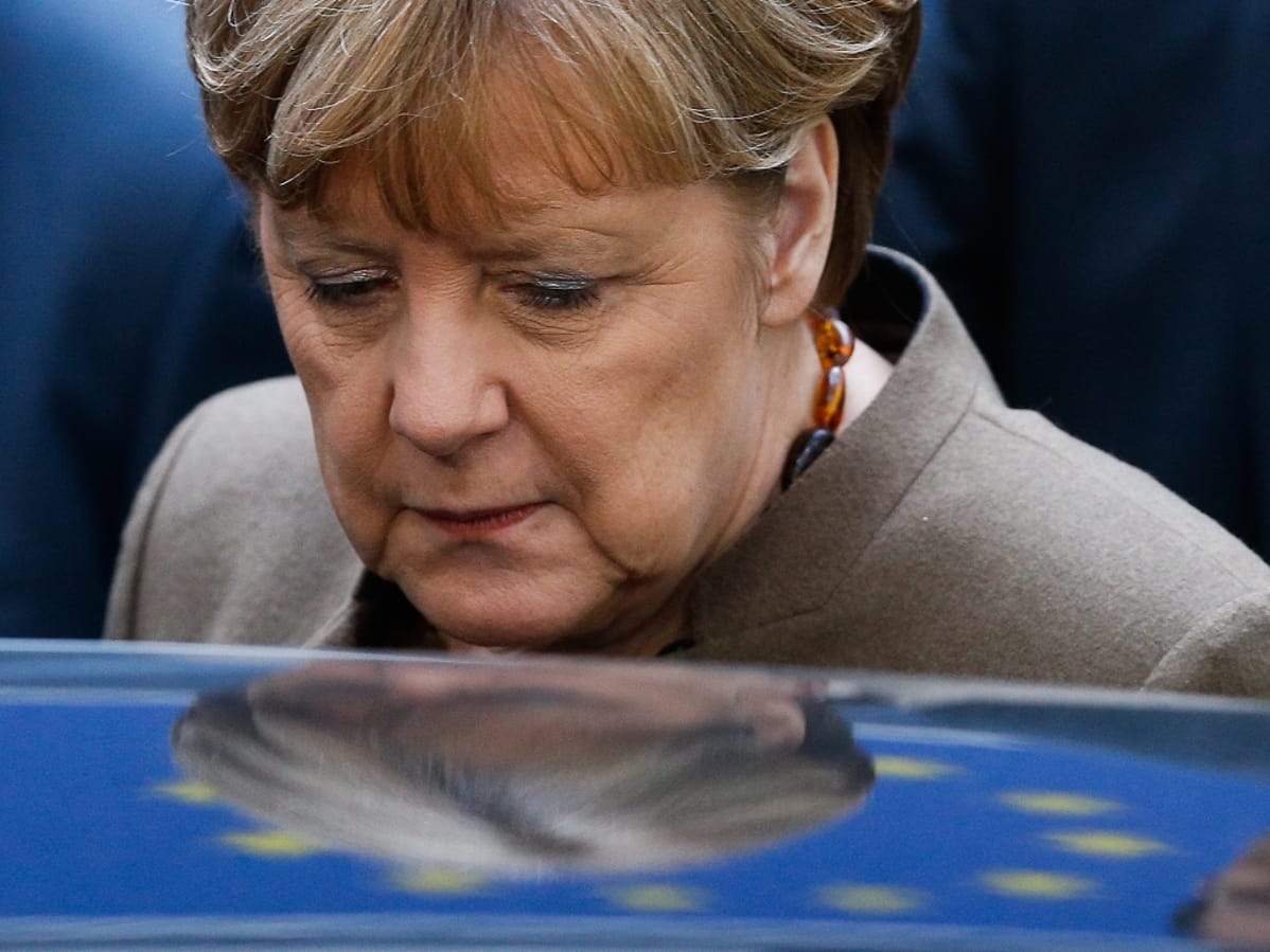Saksan liittokansleri Angela Merkel astumassa autoon EU:n huippukokouksessa Brysselissä joulukuusa 2015.