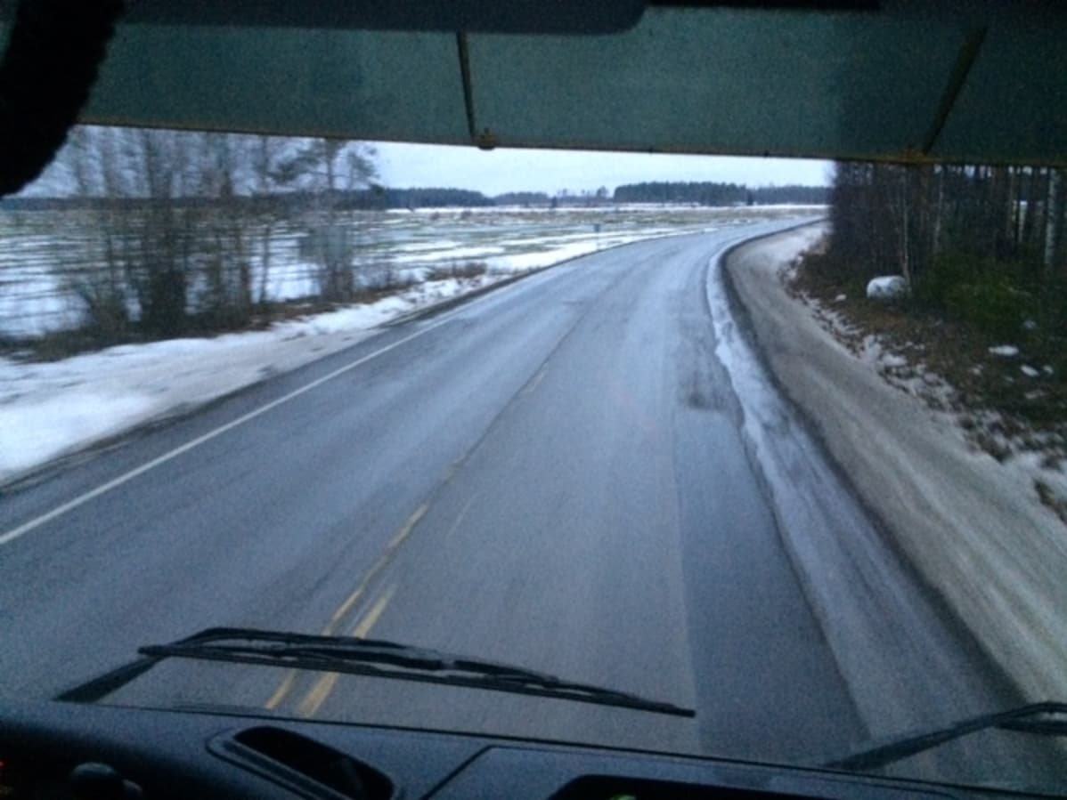 Kantatie 63 on Evijärven ja Kaustisen välillä kapea ja mutkainen.