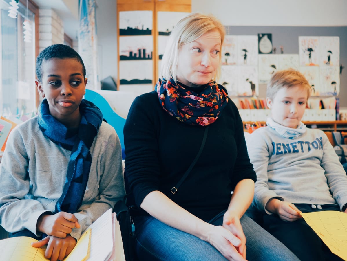 Opettaja Nina Jaakkola osaa vinkata kaikille mieluisia kirjoja.