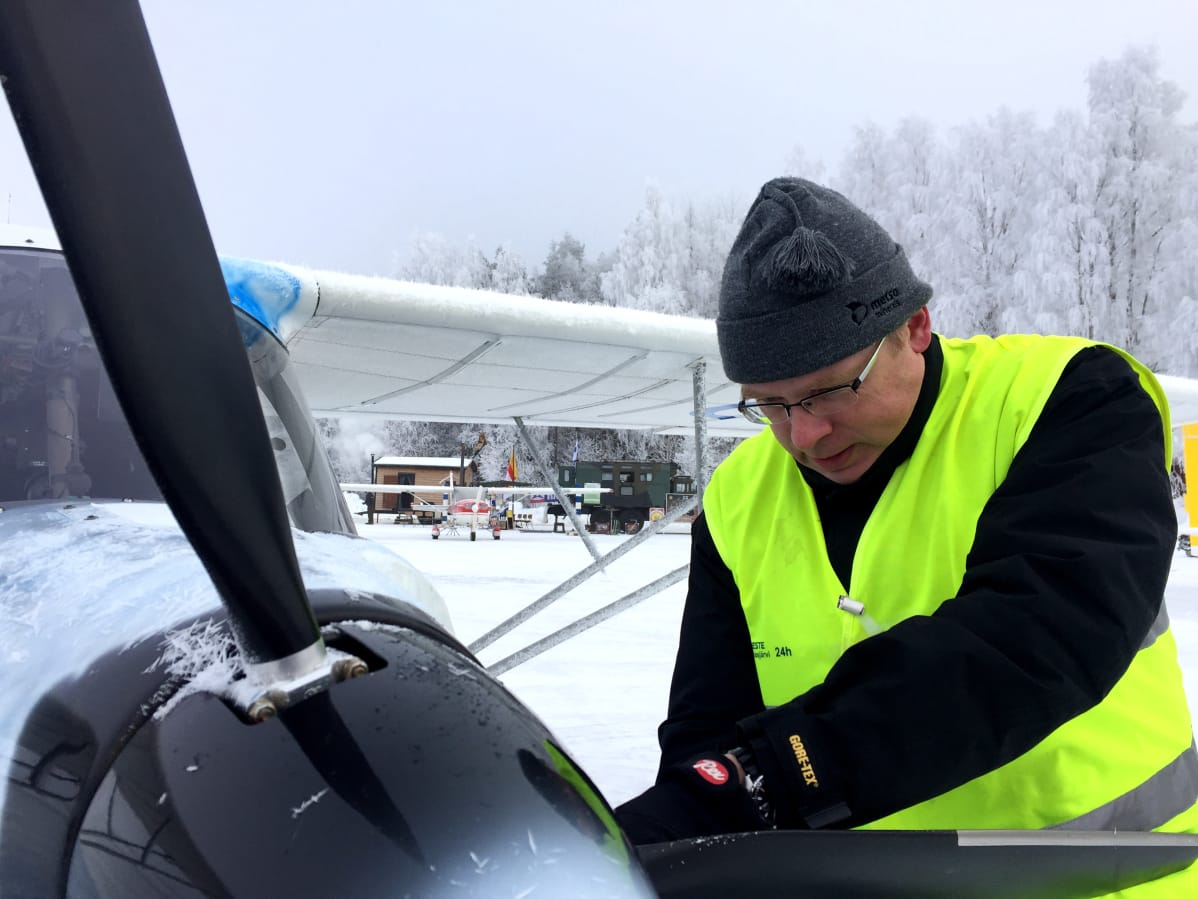 Jari Sivula tarkastaa lentokoneen moottoria.