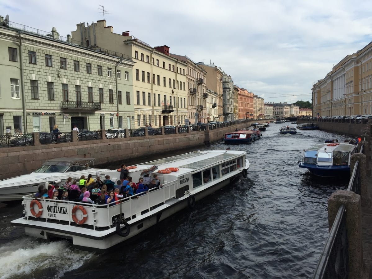Vesiristeily on suosittu tapa tutustua Pietarin miljoonakaupunkiin.