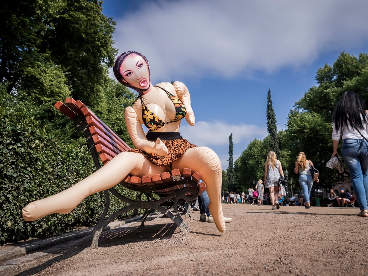 Pumpattava Barbara puiston penkillä.