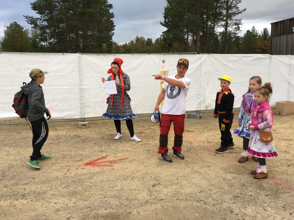 Pienimpien sarjan osallistuvat kuuntelevat Inarin saamelaisyhdistyksen puheenjohtajan Aslak Palton ohjeita ennen suopunkisprint-kisaa.