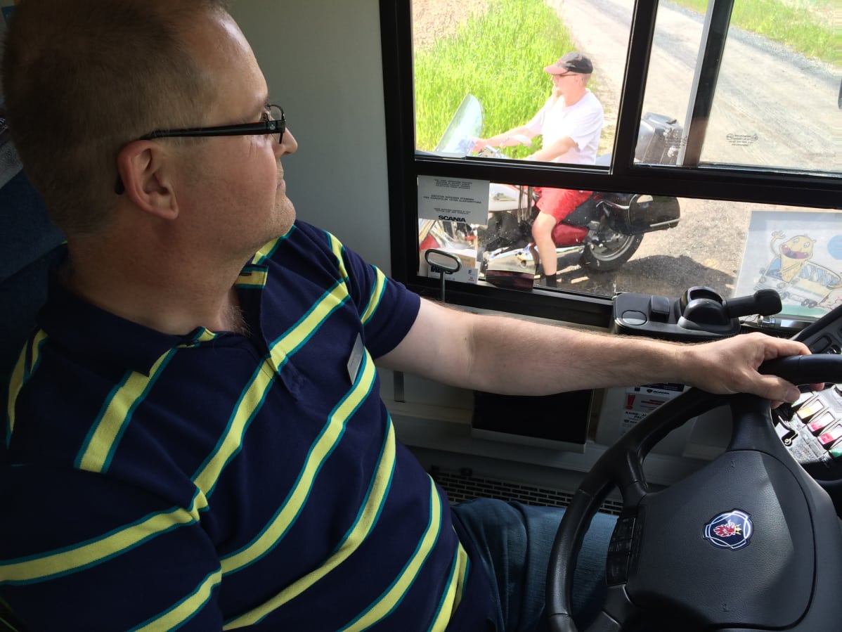 Kirjastoauto rantasalmella