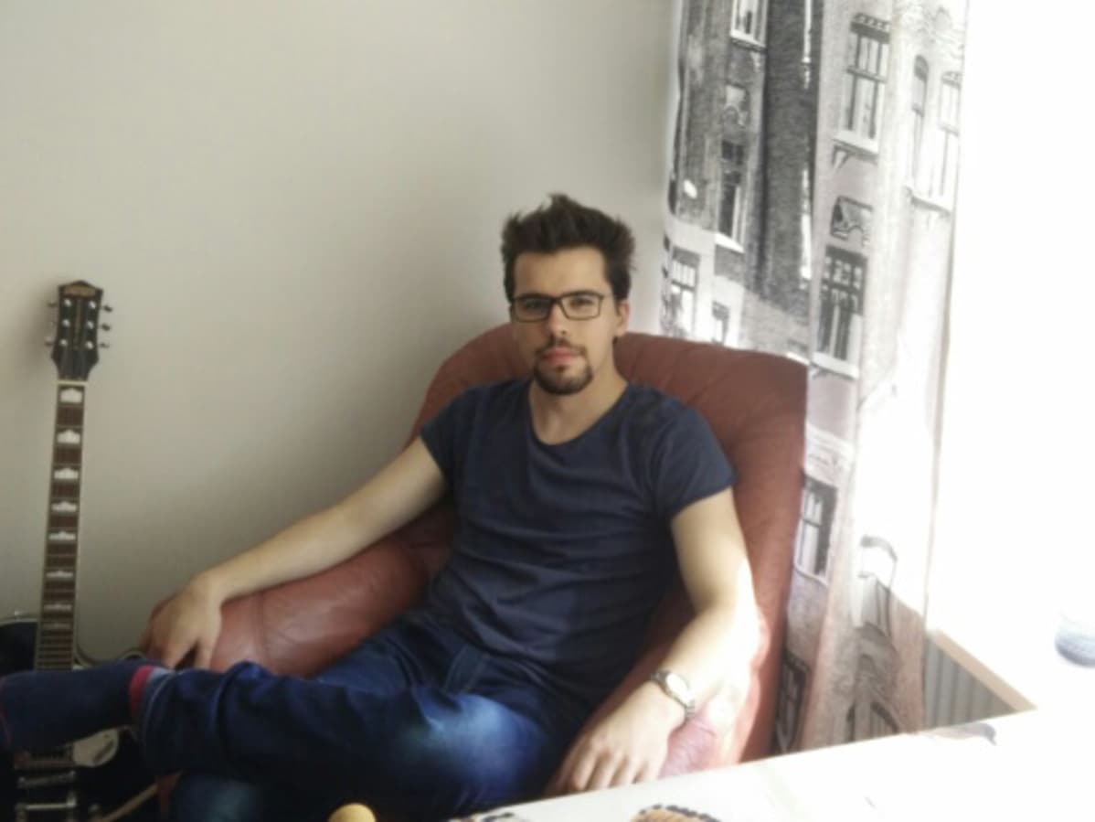 Arttu Rintala istuu tuolissa.