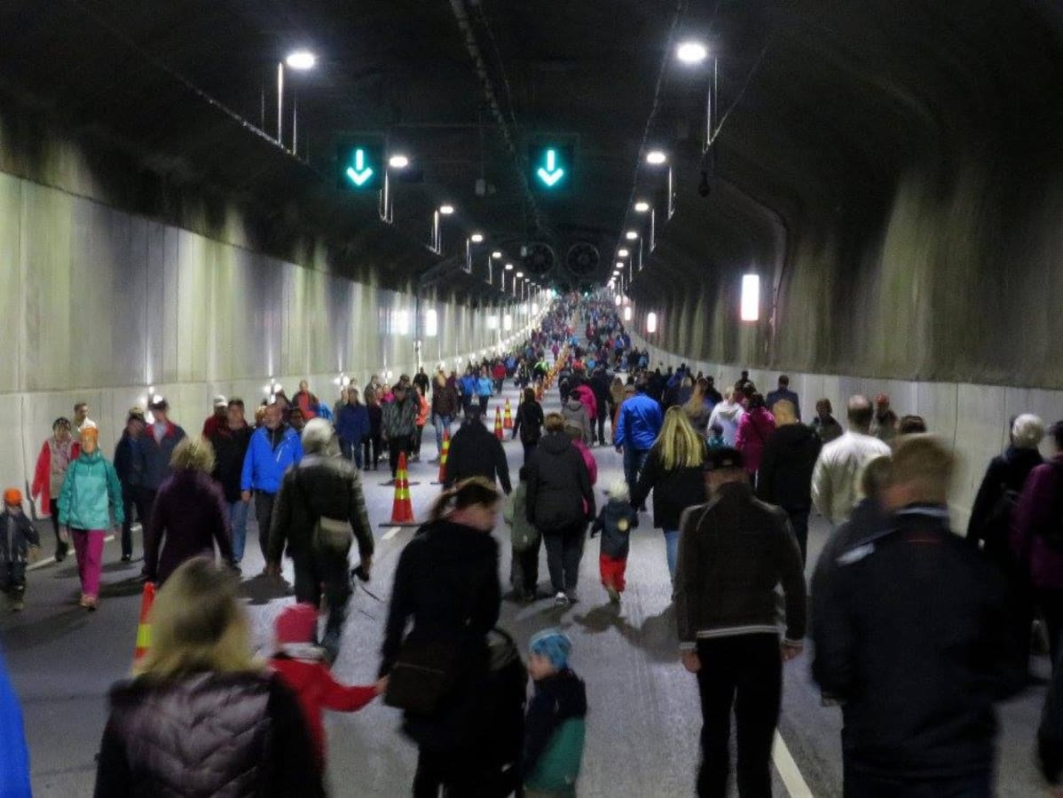 Kävelijöitä Tampereen rantatunnelissa
