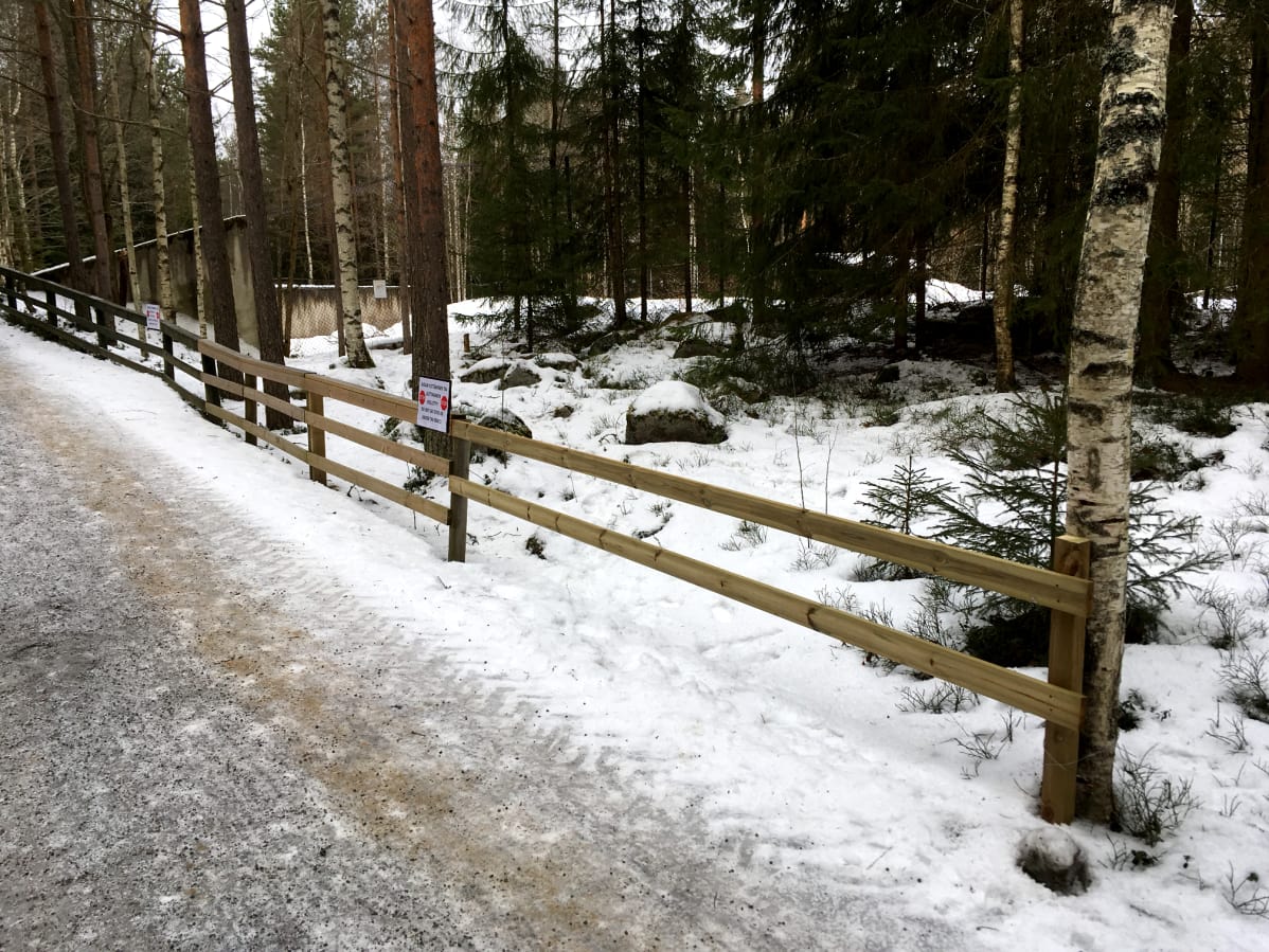 Ähtärin eläinpuistossa ohjeistetaan kyltein ja aidoin asiakkaita pysymään turvallisilla ja luvallisilla kulkureiteillä.