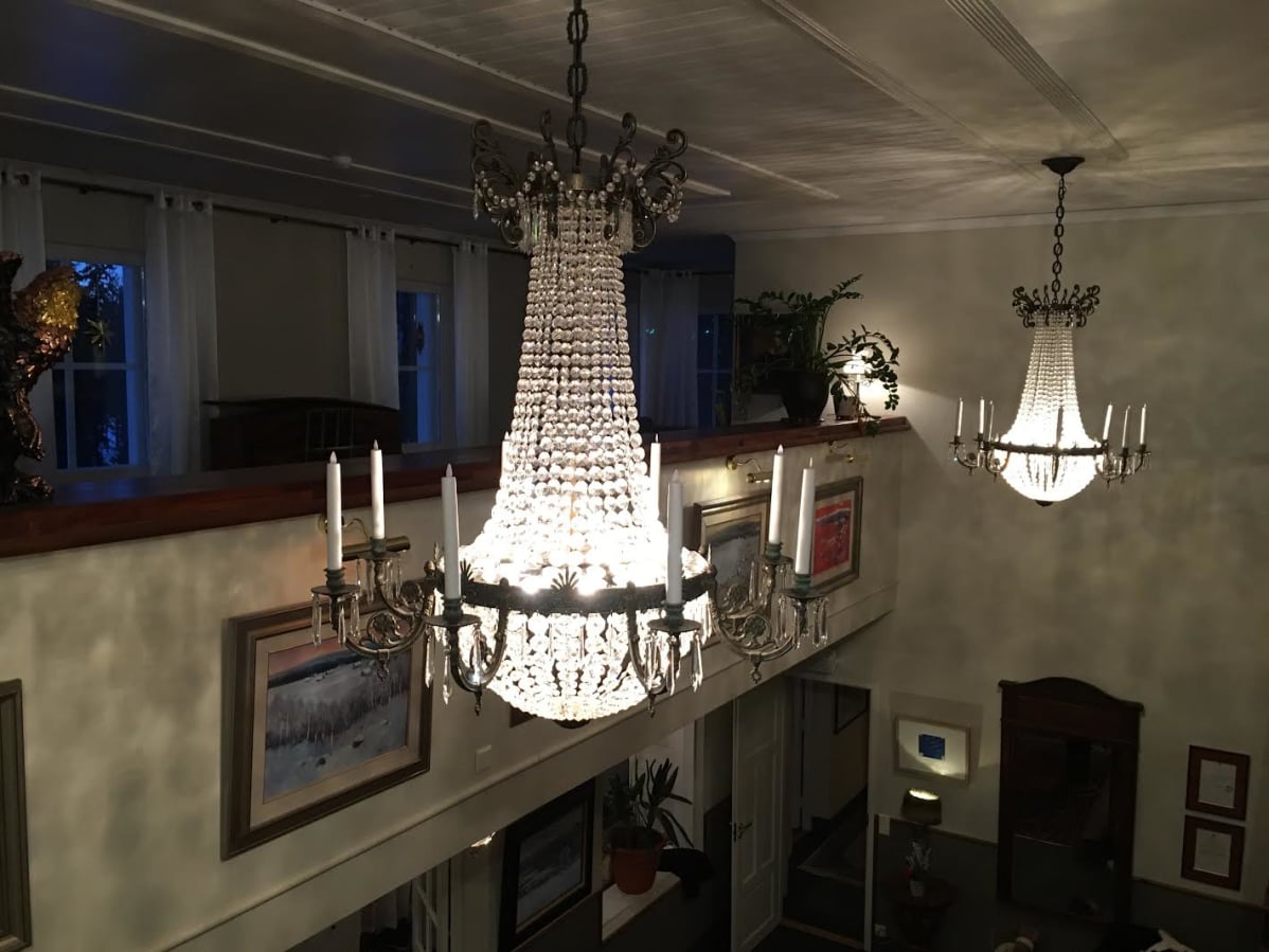 Kattokruunuissa on kauko-ohjettavat led-kynttilät.