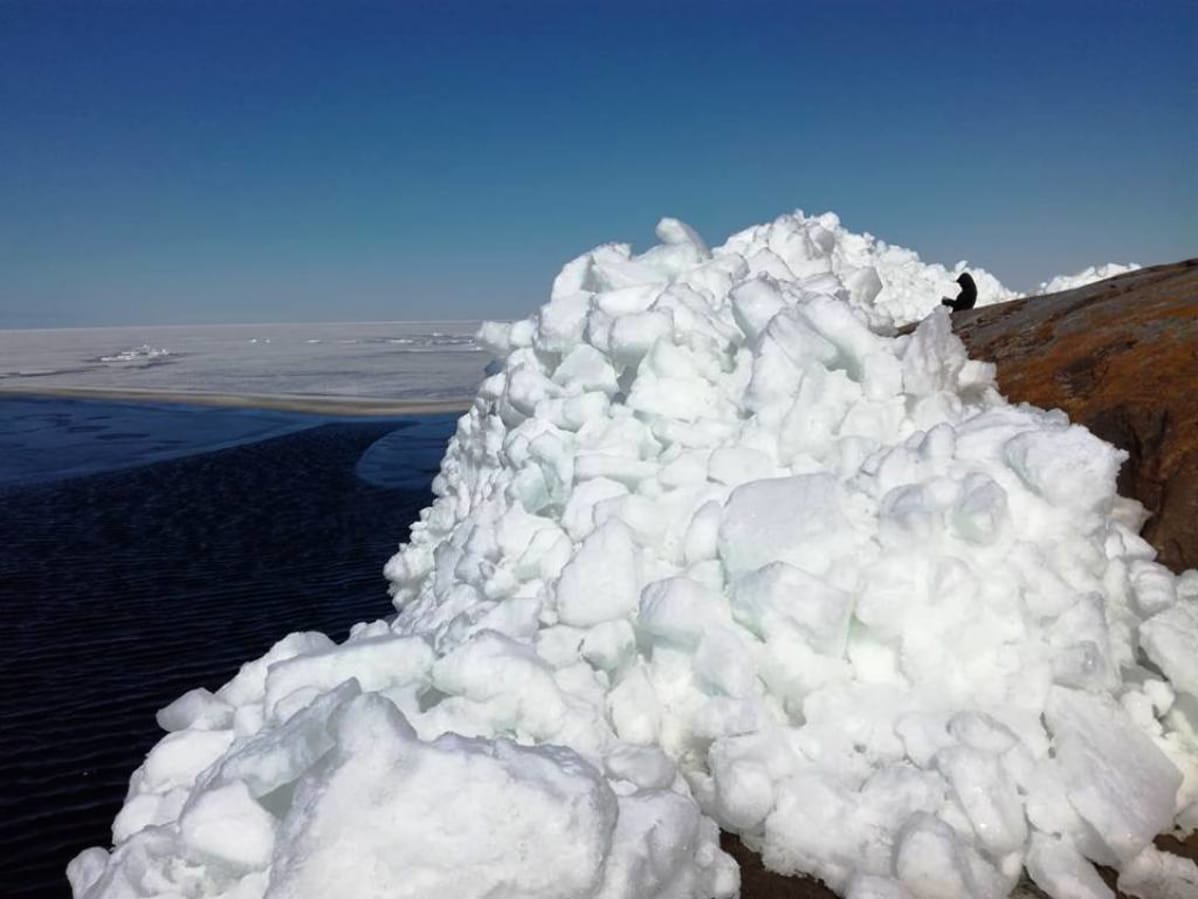 Myös Marinkaisissa jääröykkiöt koristavat rantaa.
