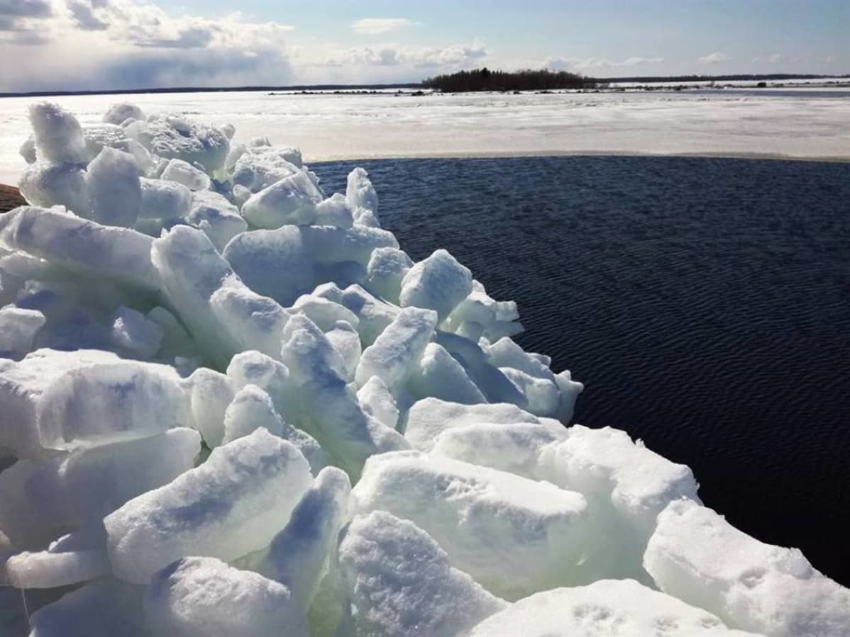 Myös Marinkaisissa jääröykkiöt koristavat rantaa.