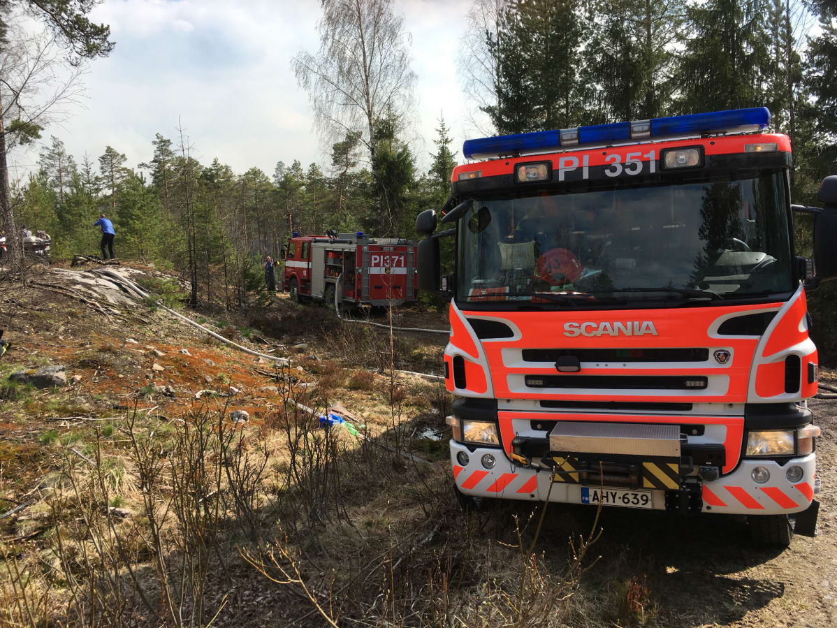 Paloautoja hankalassa metsämaastossa