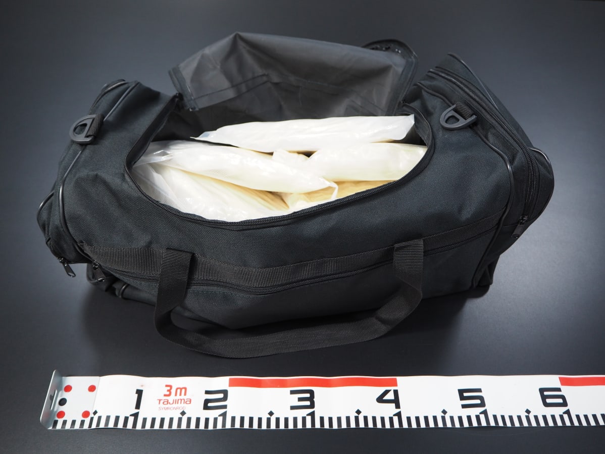 Takavarikoitu urheilukassi, jossa on yli 10 kiloa metamfetamiinia.