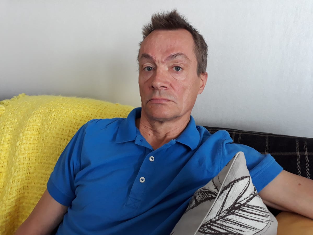Hannu Haimi istuu sohvalla