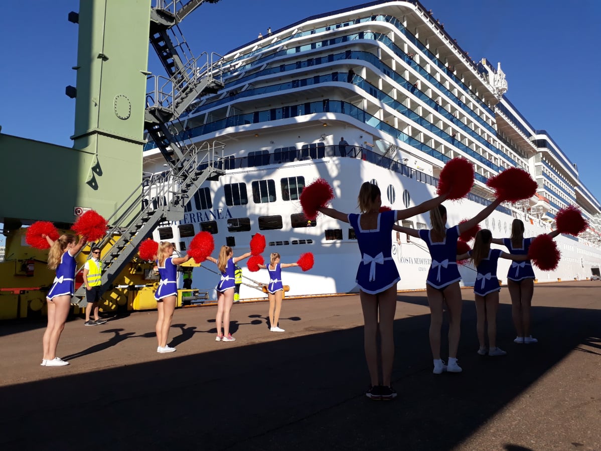 Cheerleaderit esiintyvät satamassa