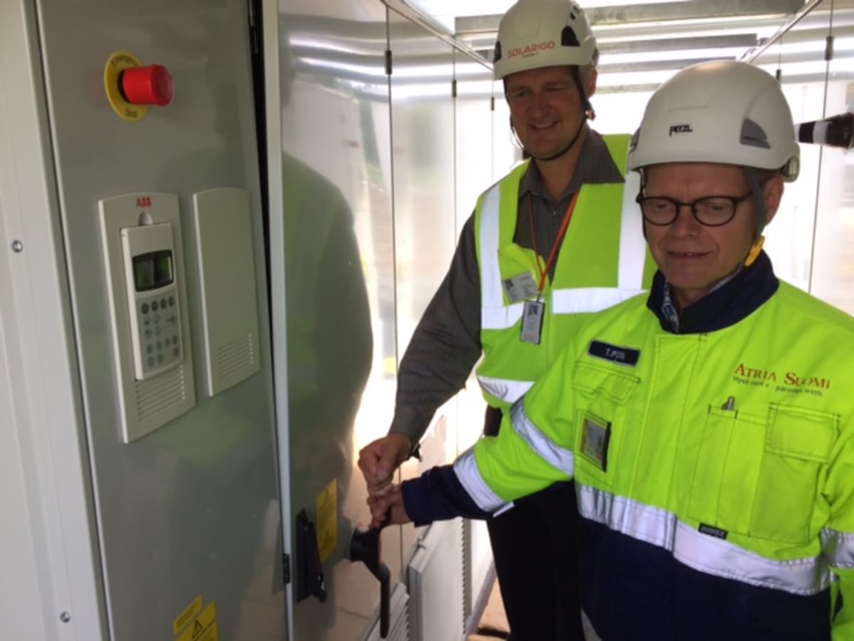 Solarigo Systems Oyn Jukka Muilu (vas.) ja Atrian Tapani Potka esittelemässä käyttöönotettua aurinkovoimalaa.