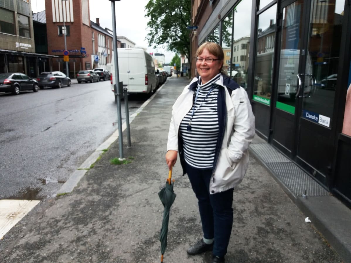 Kuvassa Katja Karhulahti sateenvarjo kädessään