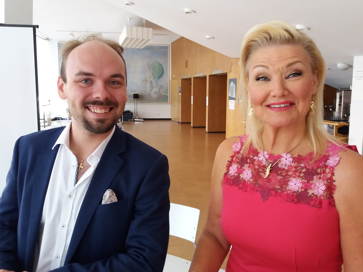 Ville Matjejeff ja Karita Mattila hymyilevät kameralle.