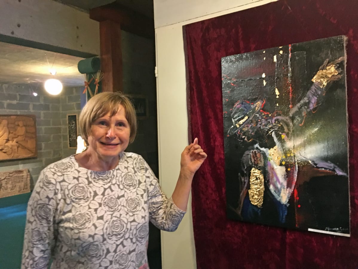 Natasha Podkolzina galleriassa, Pavel Muntievin työn äärellä.