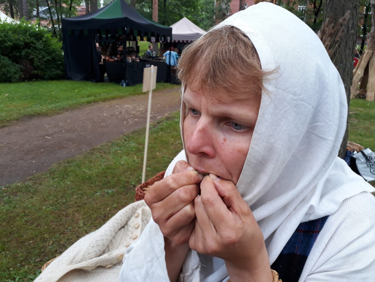 Taiteilija Minna Hokka soittaa ratamonlehteä