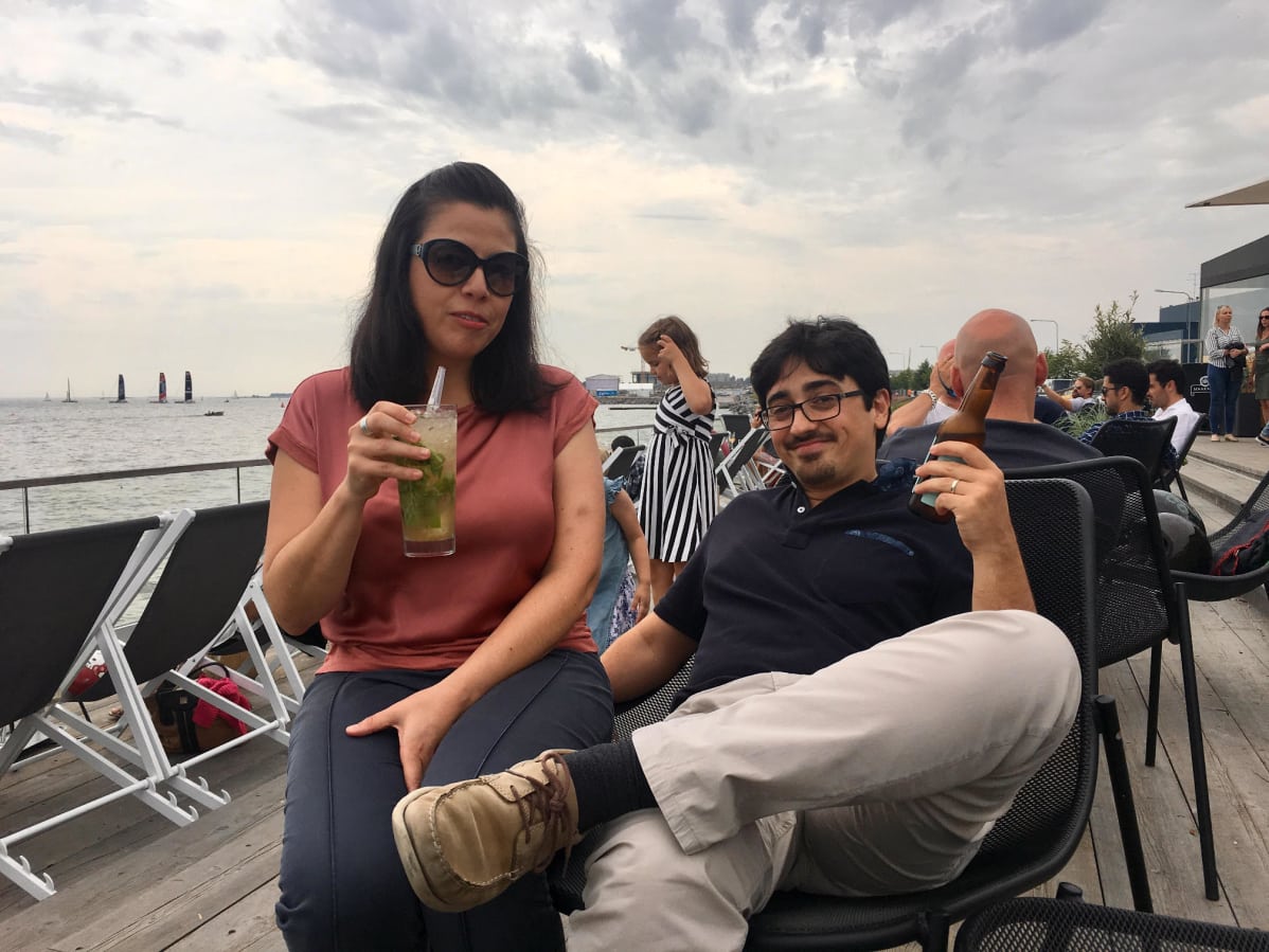 Fulvio Paolocci ja Angelica Marin nauttivat viileästä kesäpäivästä Löylyn terassilla Helsingissä elokuussa.
