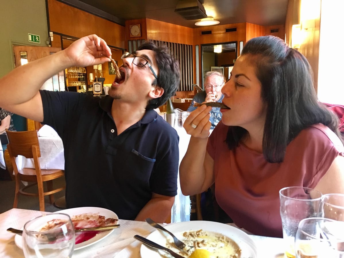 Fulvio Paolocci ja Angelica Marin maistavat muikkuja ravintola Sea Horsessa Helsingissä elokuussa.