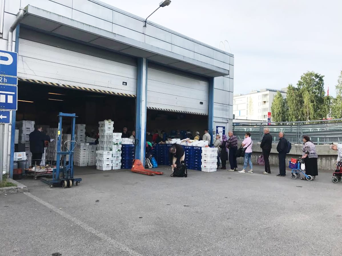 Leipäjono Myllypurossa.