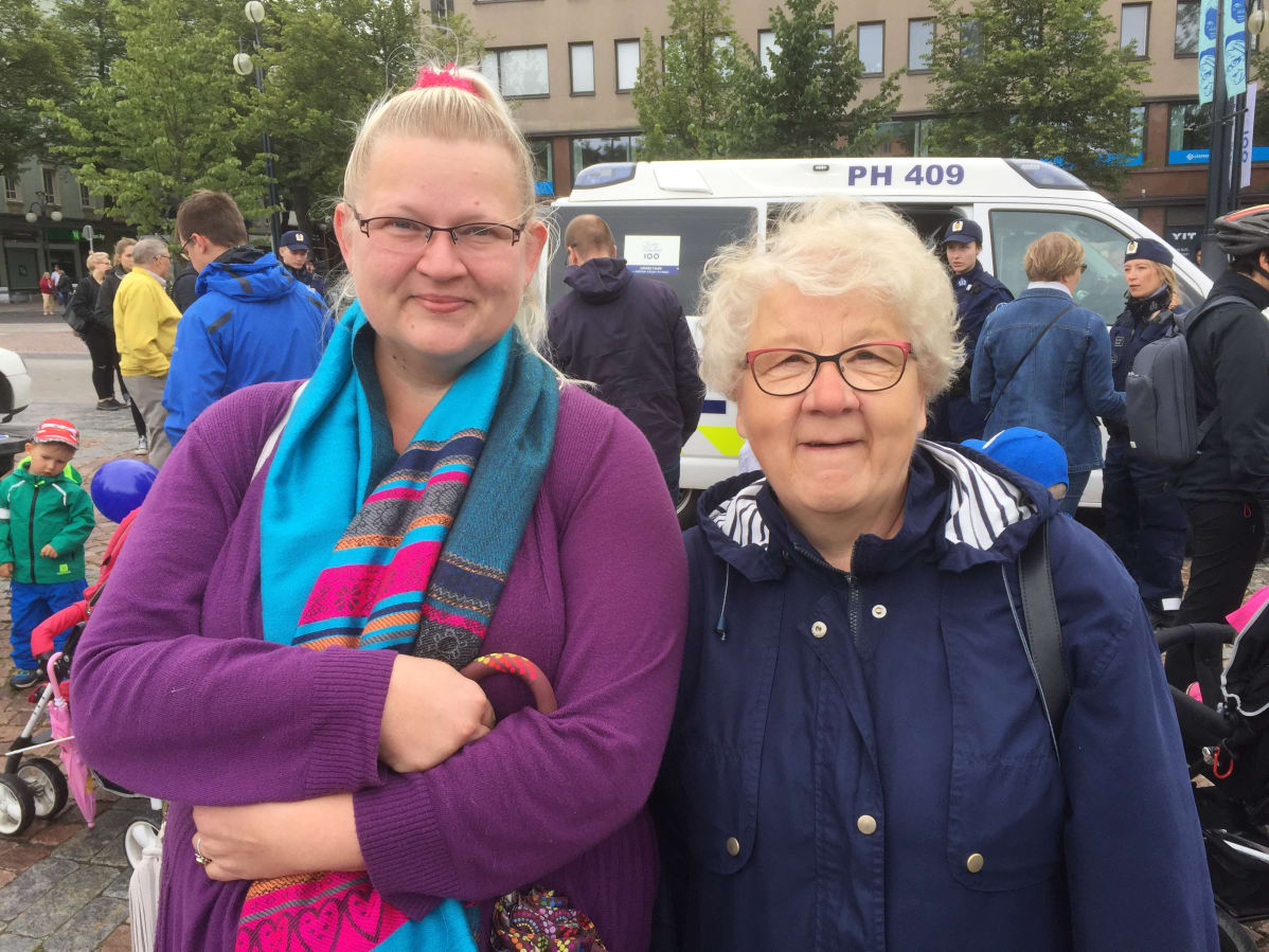 Sanna Rantanen ja Eila-Sisko Kantola Lahden tori