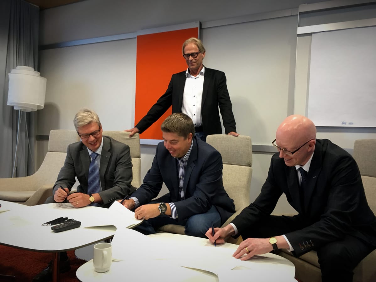 Toivo Sukari, kaupunginjohtaja Jorma Rasinmäki, toimitusjohtaja Tuomas Hentula ja hallintojohtaja Jari Jokinen allekirjoittamassa Ideaparkin esisopimusta viime maaliskuussa.