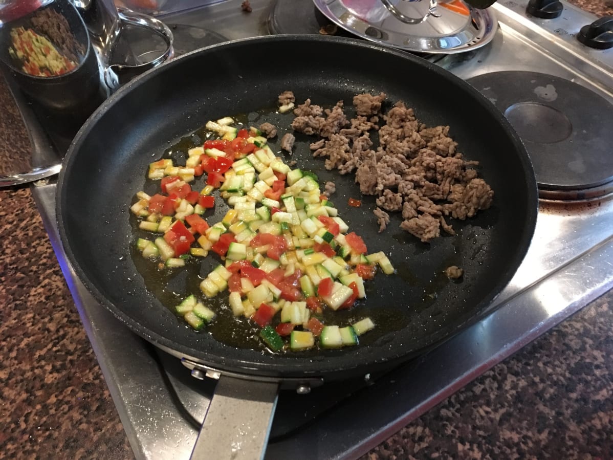 Ketogeenisen ruokavalion mukaan tehty ateria.