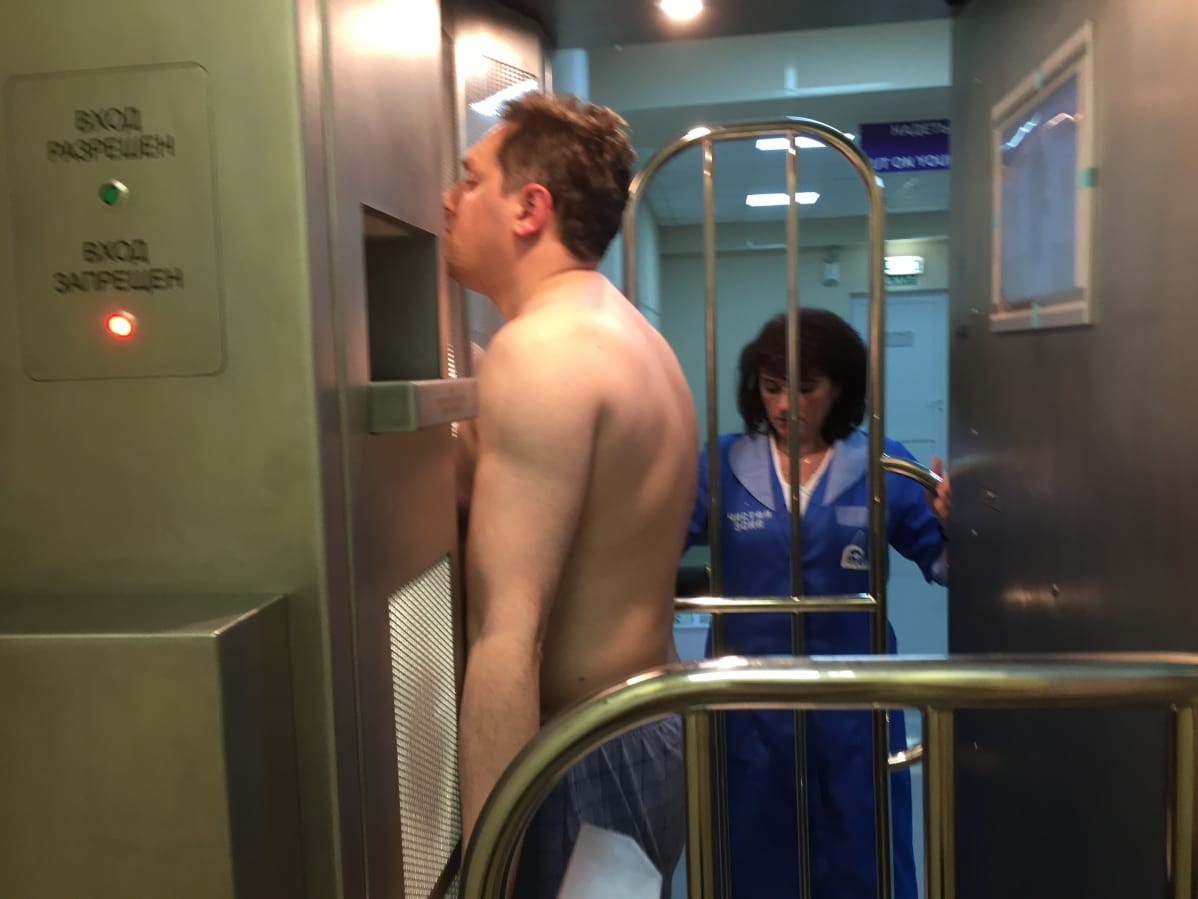 Voimalalla vierailevien turvatoimet ovat tiukat ja niiden noudattamista vahditaan tarkasti.