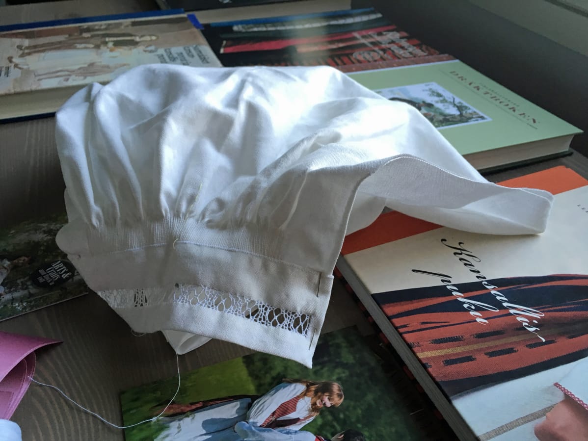 Kansallispuvun paidan hiha.