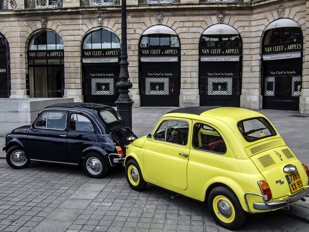 Fiat autoja pysäköitynä osittain jalkakäytävälle.