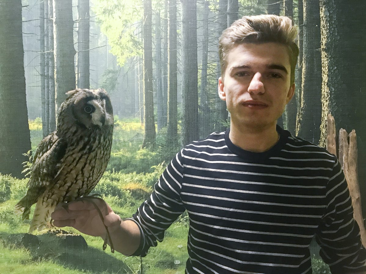 Mark Lobyntsev perusti Venäjän ensimmäisen pöllökahvilan Moskovaan reilu vuosi sitten. Kädessään hän pitelee sarvipöllö Mortya.
