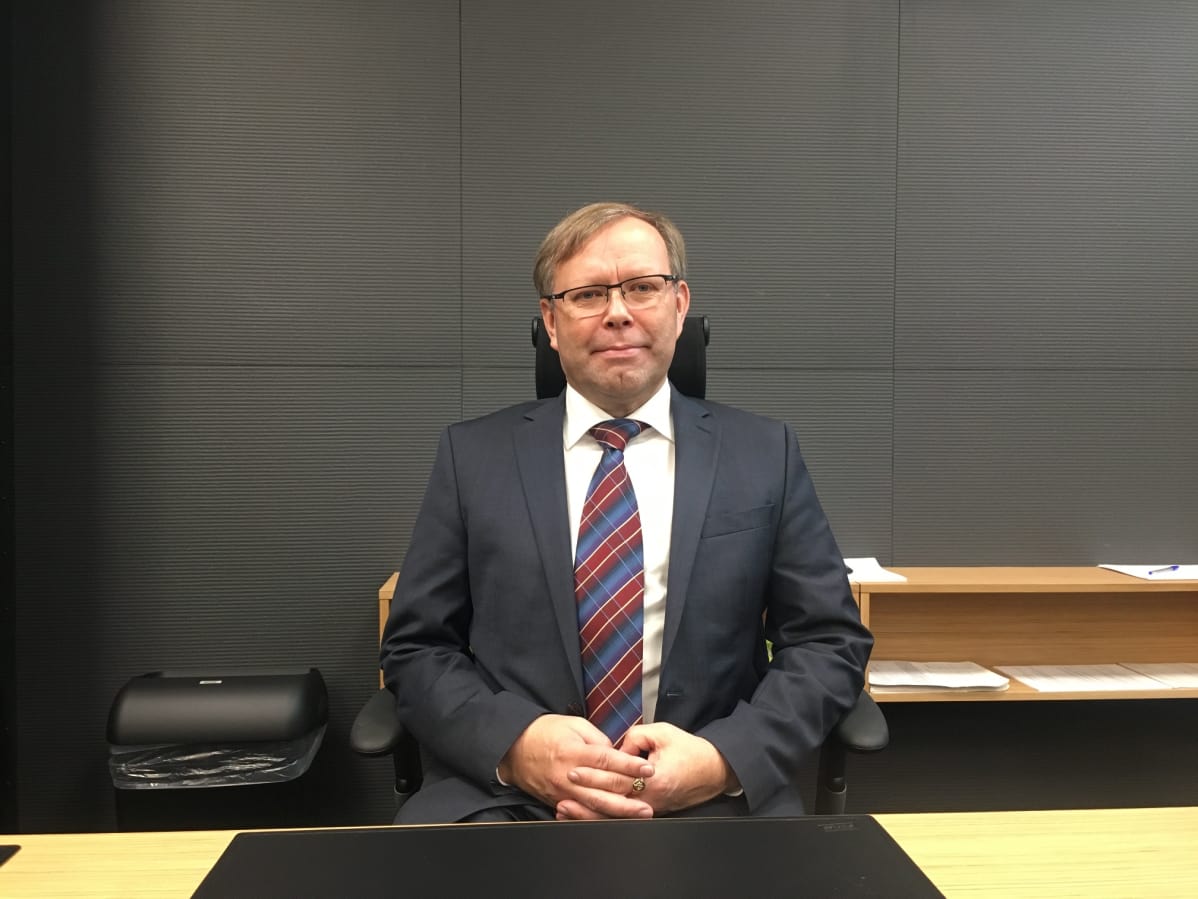 Käräjätuomari Juha Kolu puheenjohtajan paikalla istuntosalissa Lahden oikeustalolla.