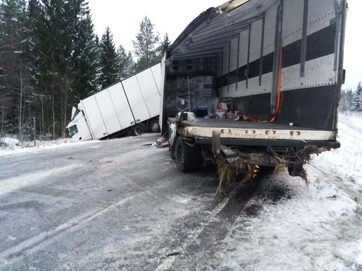 Törmäyksessä vaurioitunut rekan perävaunu.