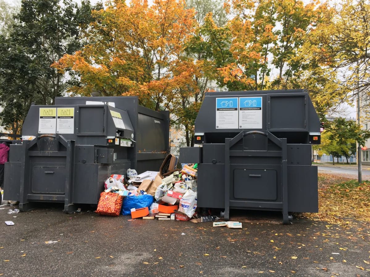 Epäsiisti Rinki-ekopiste Kuopion Petosella.