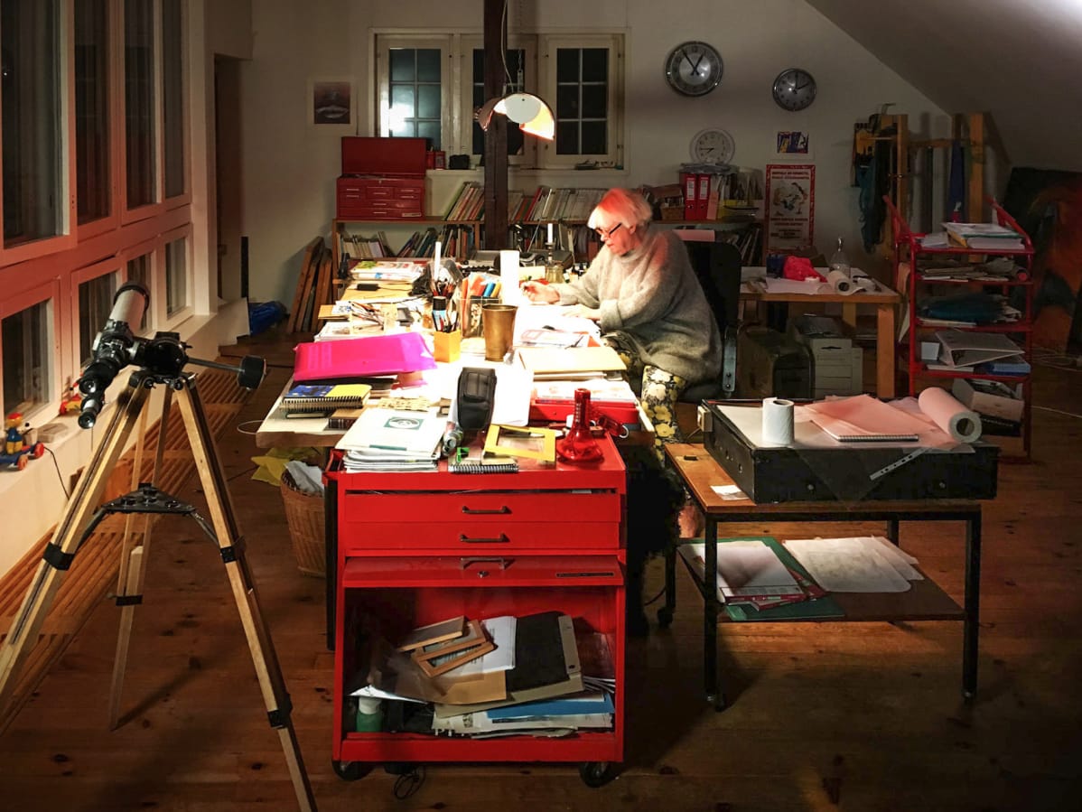 Maikki Harjanne työhuoneessa.