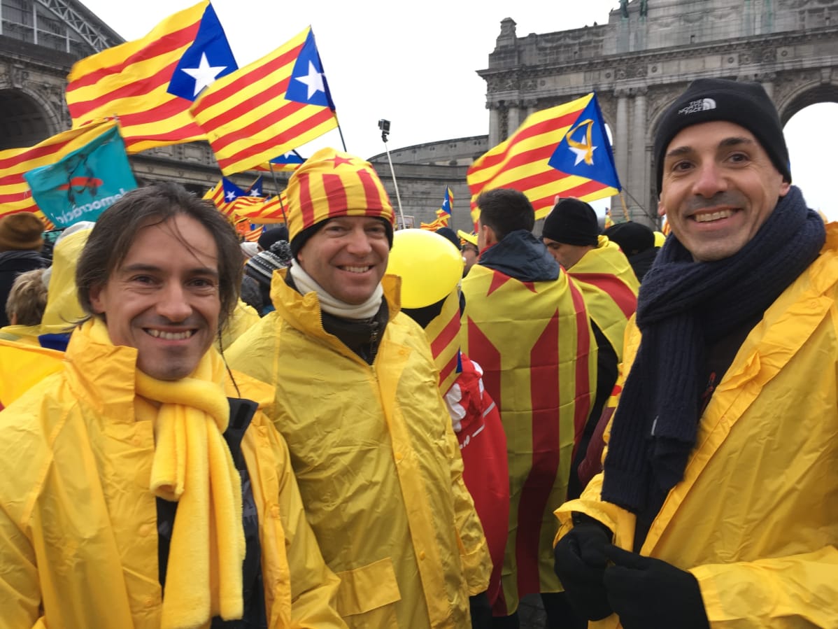 Jordi, David ja Marc ajoivat Brysseliin Gironasta autolla.