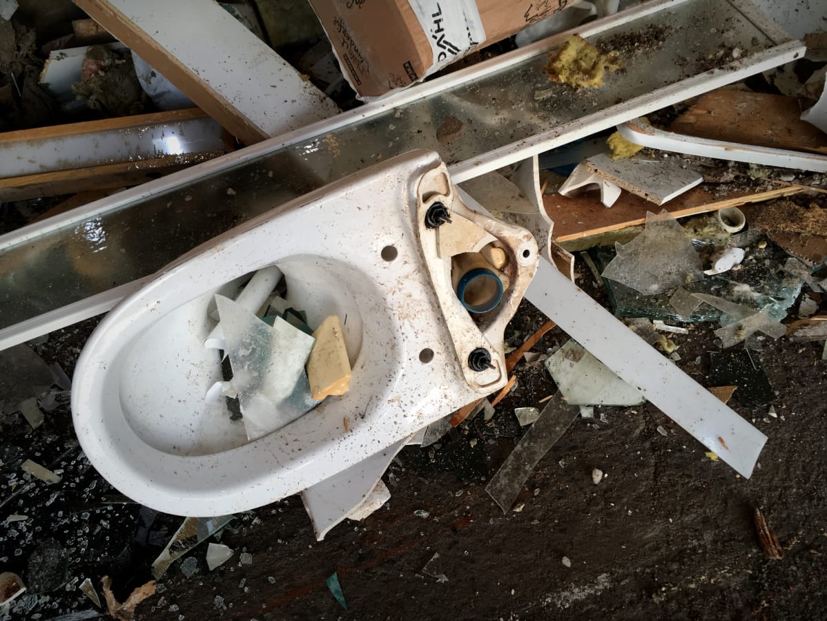 WC-istuin ja muuta rakennusjätettä