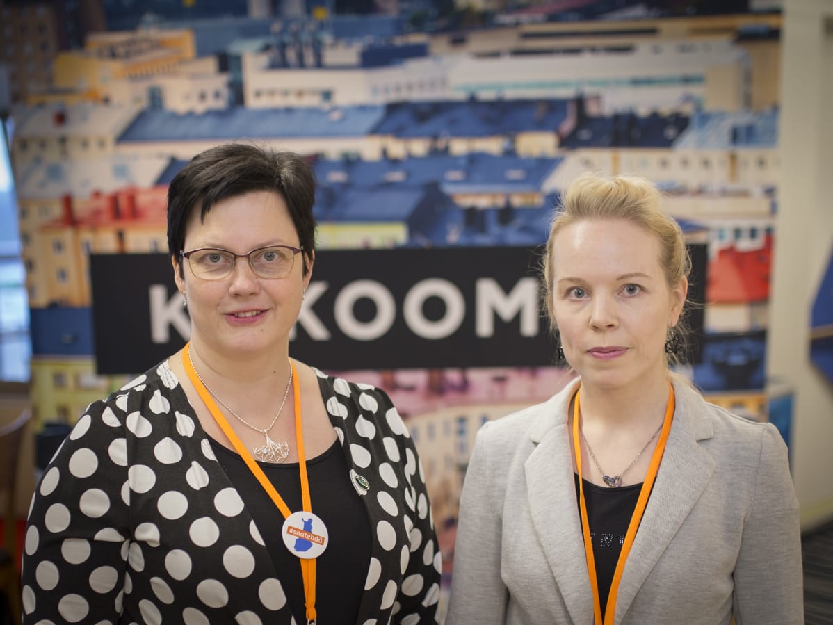 Puolueaktiivit Helena Kujala ja Katja Torssonen